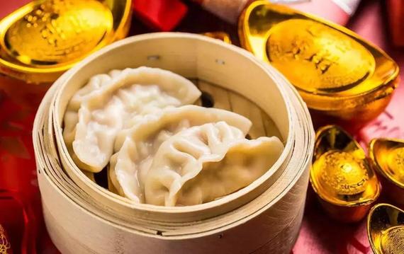 【學(xué)中文懂中國】英國小哥有點飄了，都敢和中國小姐姐比賽包餃子了！