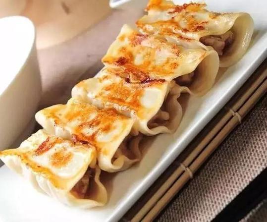 【學(xué)中文懂中國】英國小哥有點飄了，都敢和中國小姐姐比賽包餃子了！