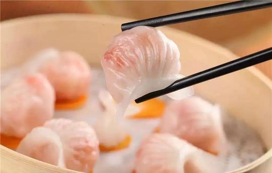 【學(xué)中文懂中國】英國小哥有點飄了，都敢和中國小姐姐比賽包餃子了！