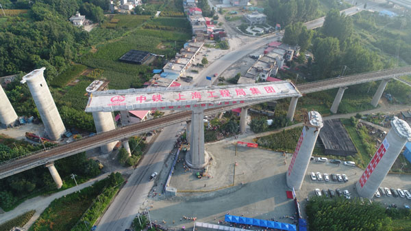 蒙華鐵路峽河特大橋38.9米高空完美“轉身” 創我國重載鐵路橋梁轉體新高