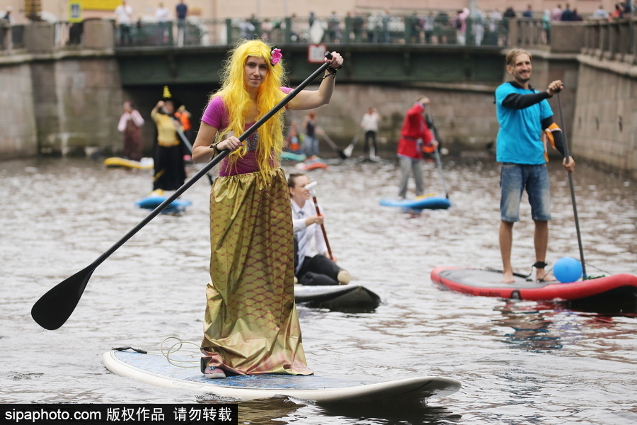 圣彼得堡上演槳板沖浪節 選手奇裝異服亮相歡樂搞笑