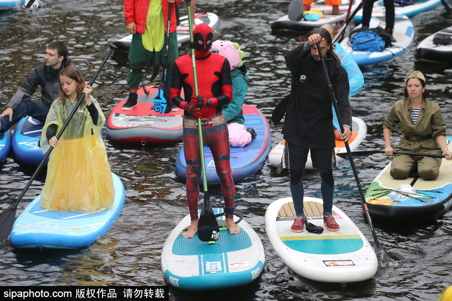 圣彼得堡上演槳板沖浪節 選手奇裝異服亮相歡樂搞笑