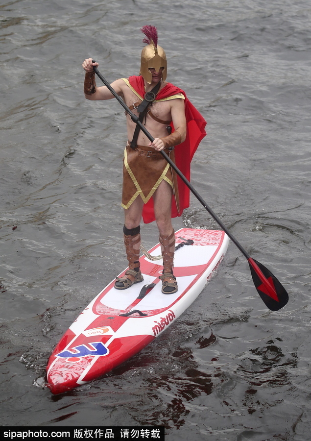 圣彼得堡上演槳板沖浪節(jié) 選手奇裝異服亮相歡樂搞笑