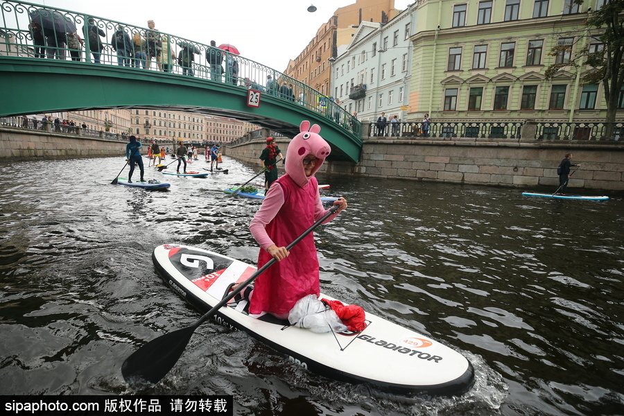 圣彼得堡上演槳板沖浪節 選手奇裝異服亮相歡樂搞笑