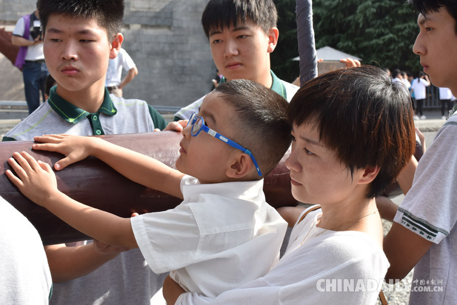 日本投降紀(jì)念日 南京舉辦“升國(guó)旗、撞響和平大鐘”活動(dòng)