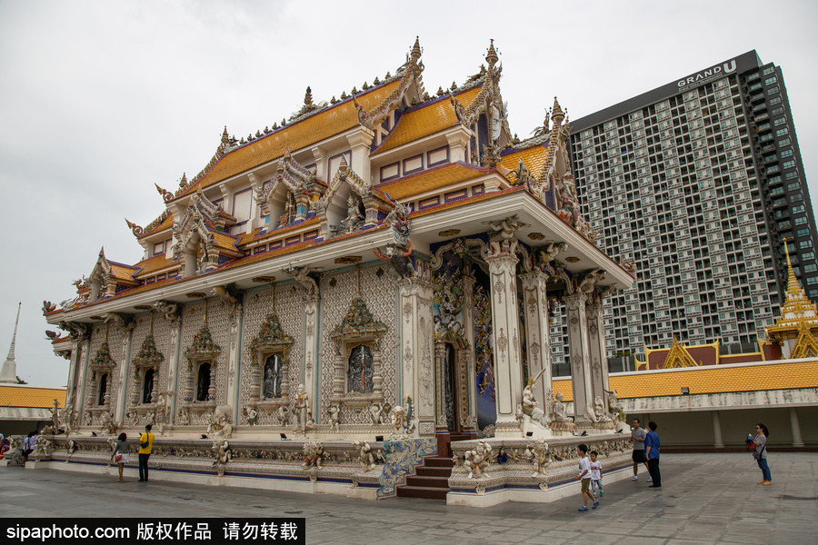 泰國曼谷一廟宇驚現超人、皮卡丘等動漫雕像 跨界裝飾創意無窮！