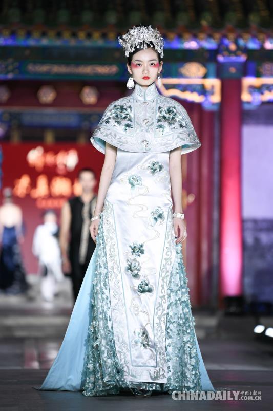 湘西用“傳統(tǒng)工藝+現(xiàn)代設計”煥發(fā)苗繡服飾活力