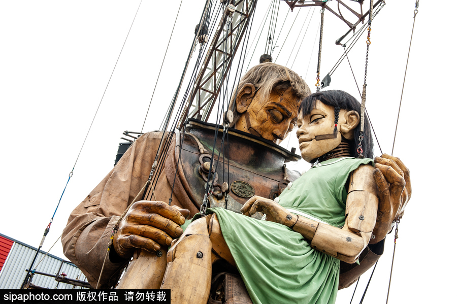 荷蘭呂伐登：巨人木偶飛現(xiàn)劇院門(mén)口 驚險(xiǎn)創(chuàng)意表演看呆路人