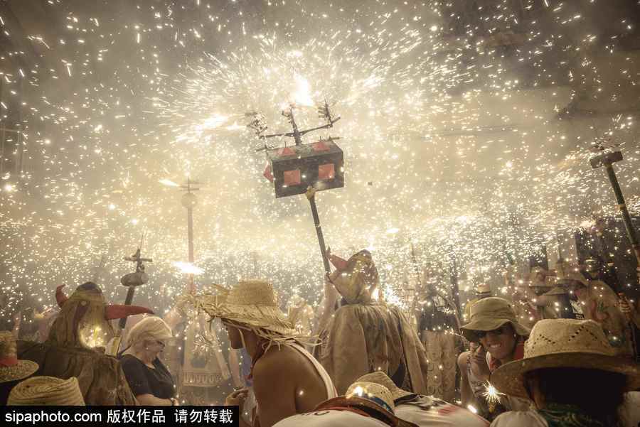 西班牙錫切斯狂歡節(jié)：創(chuàng)意煙火秀點亮夜空嗨翻全場