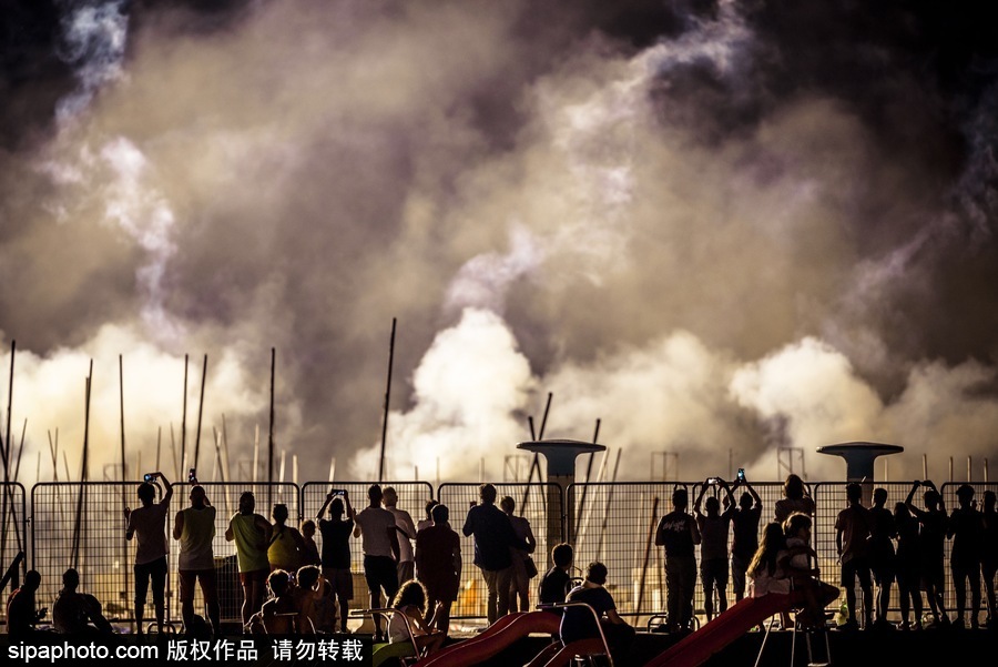 西班牙錫切斯狂歡節：創意煙火秀點亮夜空嗨翻全場