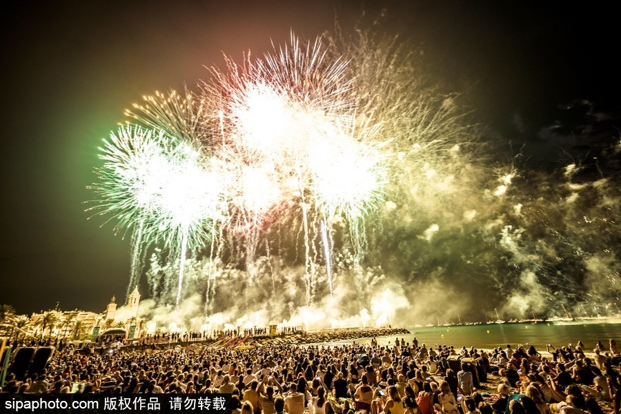 西班牙錫切斯狂歡節(jié)：創(chuàng)意煙火秀點(diǎn)亮夜空嗨翻全場(chǎng)