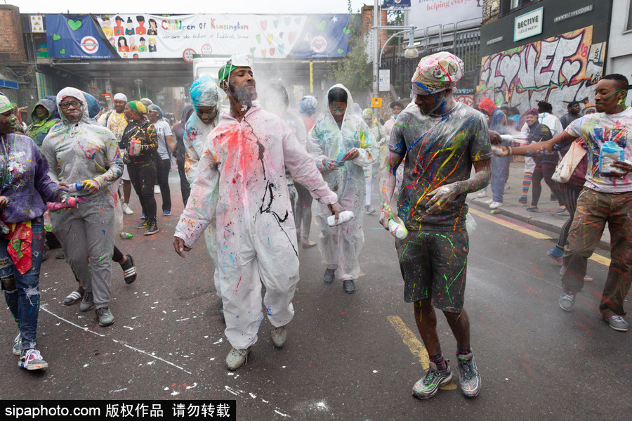 英國倫敦諾丁山狂歡節首日：肆意潑墨享受涂鴉樂趣 超100萬人參與狂歡活動