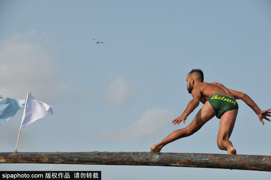 這項(xiàng)傳統(tǒng)比賽刺激又好玩！意大利漁民過獨(dú)木橋摘旗子五花八門落水姿勢令人捧腹