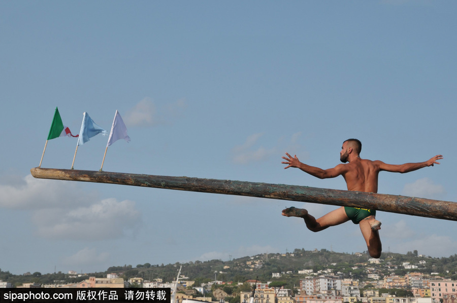 這項傳統比賽刺激又好玩！意大利漁民過獨木橋摘旗子五花八門落水姿勢令人捧腹