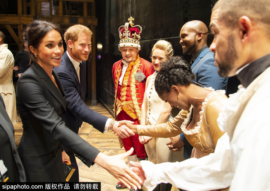 英國哈里王子夫婦亮相倫敦慈善演出現場 梅根王妃一襲黑色套裝短裙盡顯優雅氣質