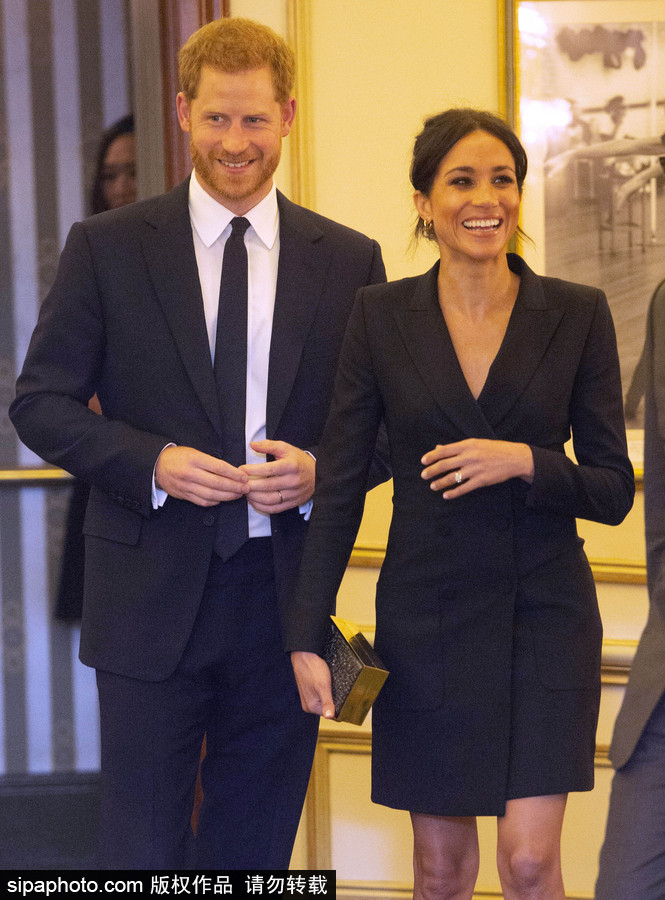 英國哈里王子夫婦亮相倫敦慈善演出現(xiàn)場 梅根王妃一襲黑色套裝短裙盡顯優(yōu)雅氣質(zhì)