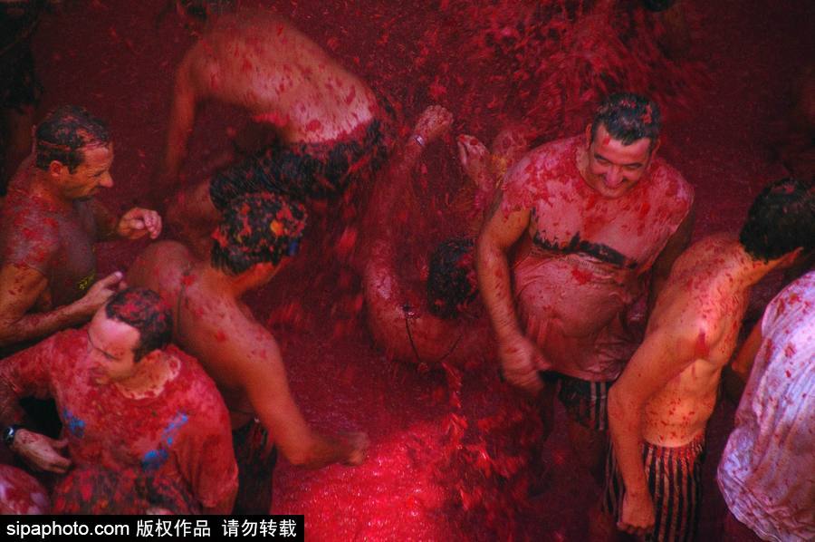 “血色”浪漫！直擊西班牙番茄節現場 互擲番茄毫不手軟