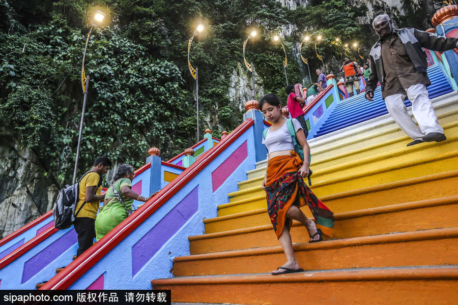 又一“網(wǎng)紅”拍照打卡處！馬來(lái)西亞吉隆坡彩虹樓梯成地標(biāo)性景點(diǎn)