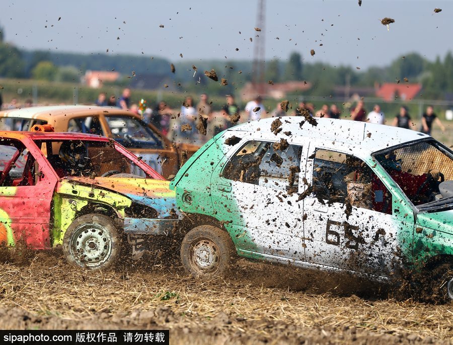 開著“破”車去比賽！法國另類汽車競技賽讓人大開眼界