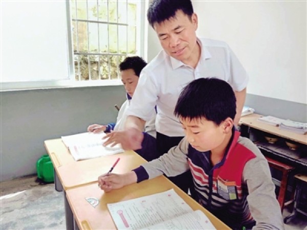 河南大山里的“釘子戶”：堅守17年，扛起數百名山里娃的“求學夢”