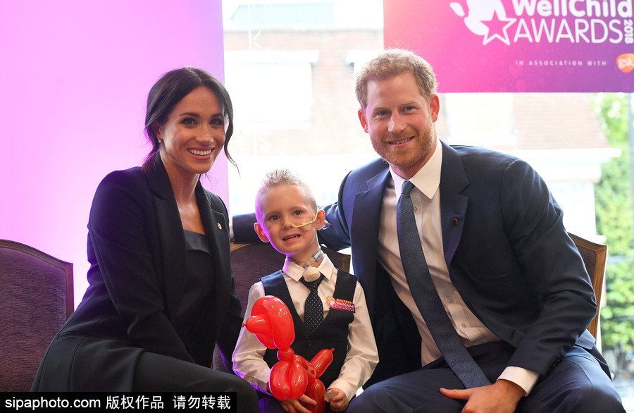 英國(guó)哈里王子攜梅根王妃出席“健康兒童”頒獎(jiǎng)儀式 情侶款套裝大秀恩愛(ài)和睦