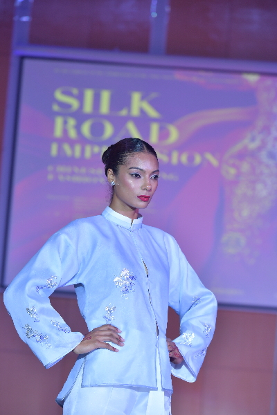 “絲路映像”中國時裝藝術精品展亮相毛里求斯中國文化中心