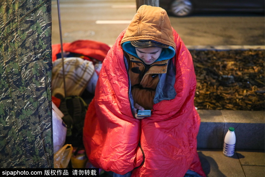 “蘋果”的誘惑！莫斯科街頭上演“扎營(yíng)露宿”只為購(gòu)買iPhone X系列新品