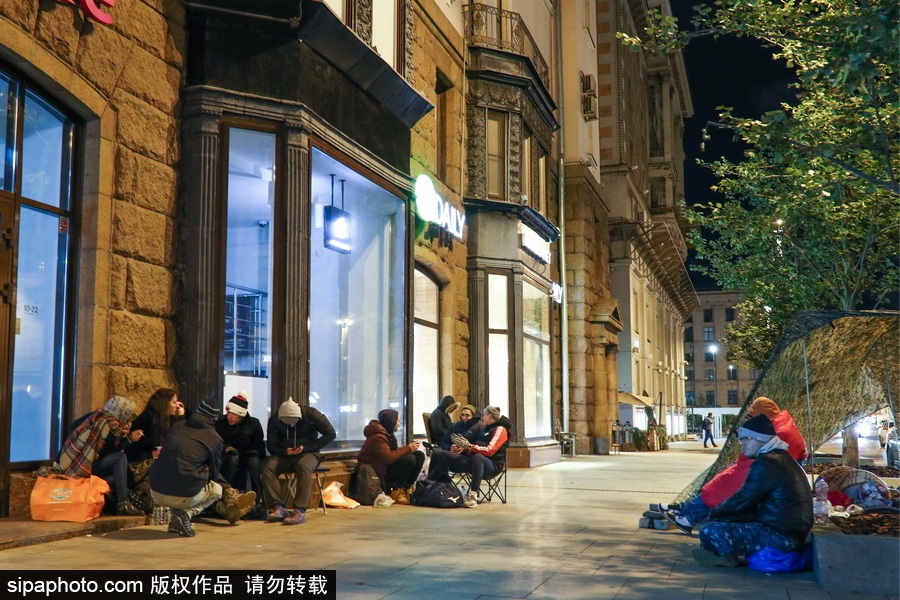“蘋果”的誘惑！莫斯科街頭上演“扎營露宿”只為購買iPhone X系列新品