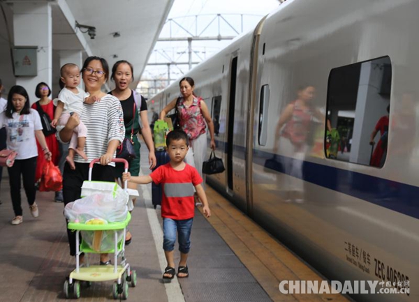 國慶假期鐵路旅客運輸拉開帷幕 預計發送旅客1.29億人次