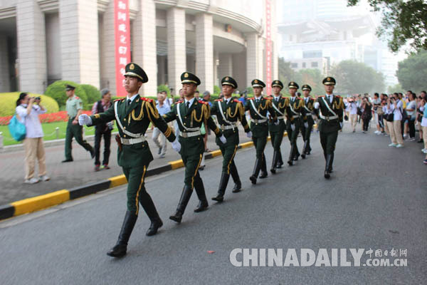 上海中學生用相機記錄國慶<BR>