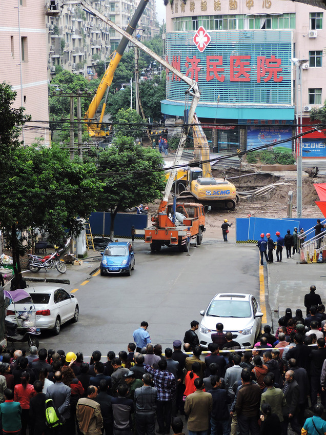 四川達州一人行道塌陷致2人死亡 救援仍在進行