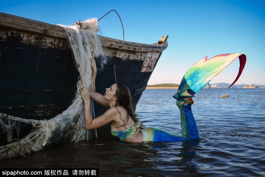 俄羅斯符拉迪沃斯托克：“美人魚(yú)”模特水中拍照再現(xiàn)童話場(chǎng)景
