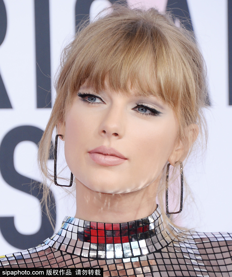 2018全美音樂獎：“霉霉”泰勒·斯威夫特銀色戰(zhàn)袍超霸氣