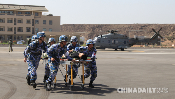 駐吉布提保障基地與歐盟465編隊(duì)開展聯(lián)合醫(yī)療救援演練