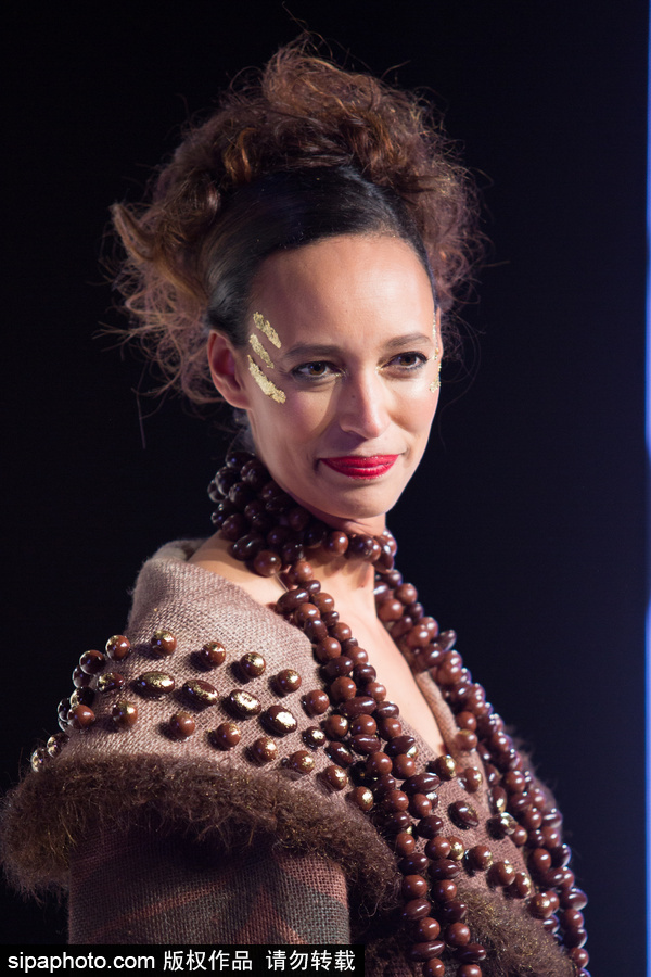 “美味”的裙子？法國(guó)巴黎上演另類巧克力時(shí)裝秀