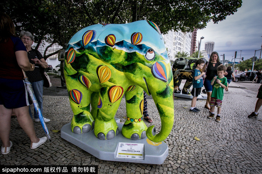 城市變“露天畫廊”！巴西里約熱內盧街頭大象雕塑“穿新衣”
