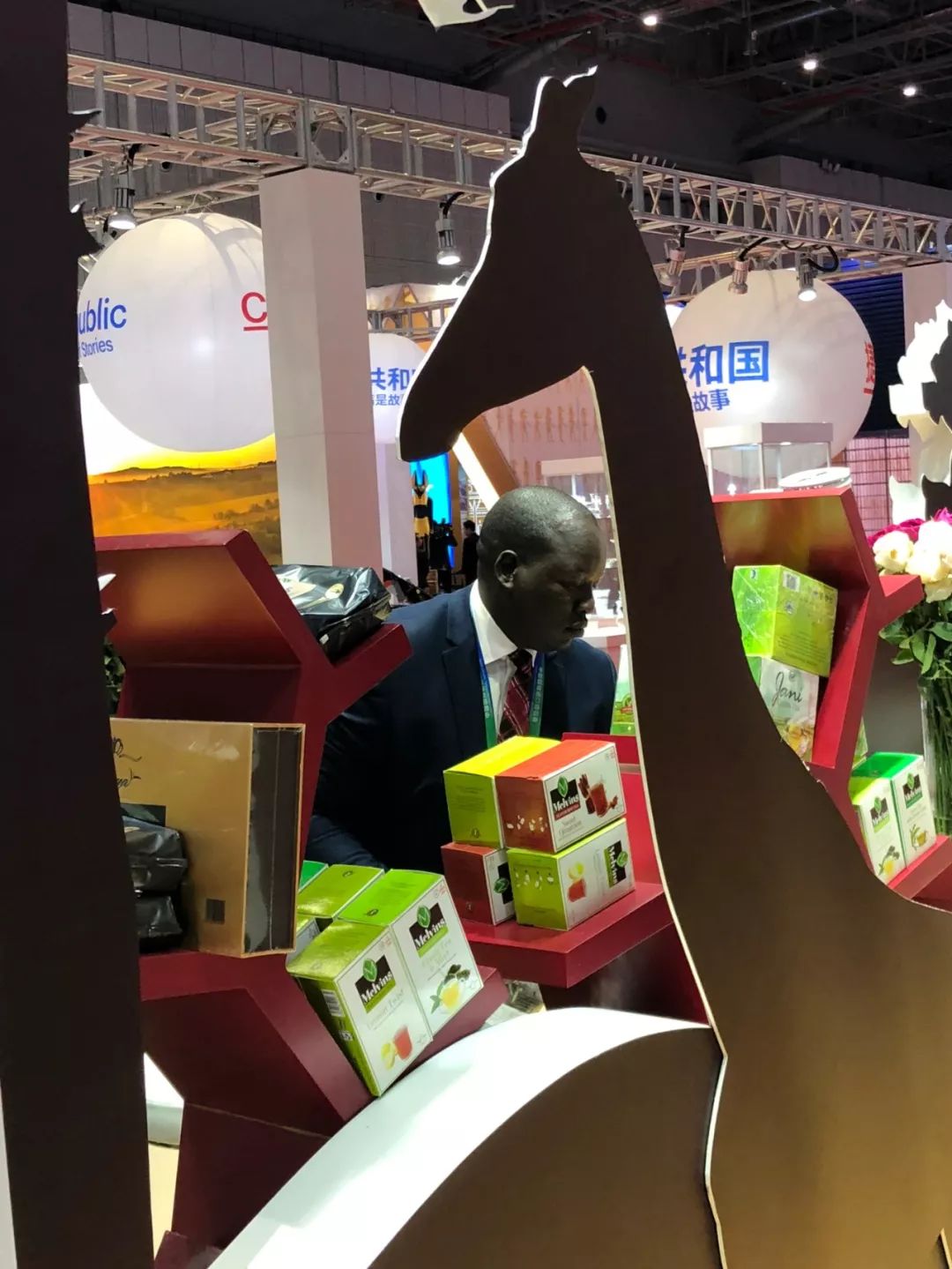 時政新聞眼｜開幕式結束后，習近平“巡館”看了些什么？