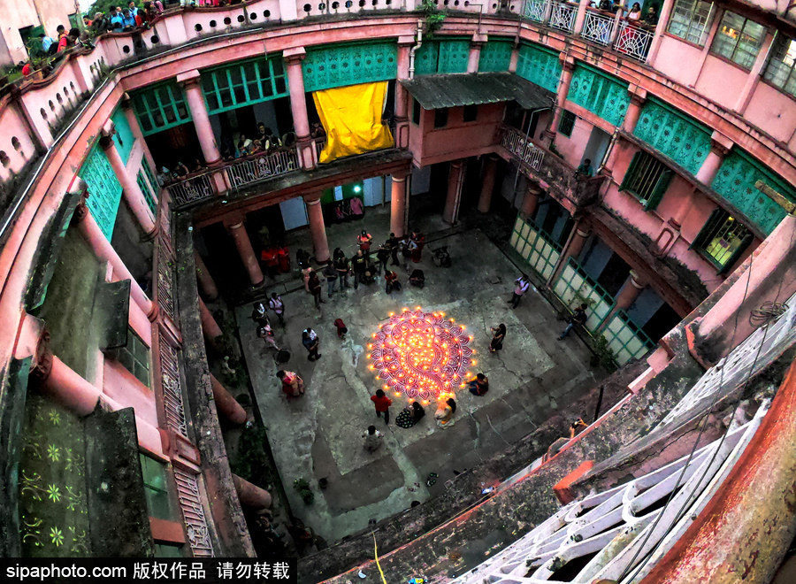 熱氣球or天燈傻傻分不清楚！印度排燈節多盞“彩燈”升空