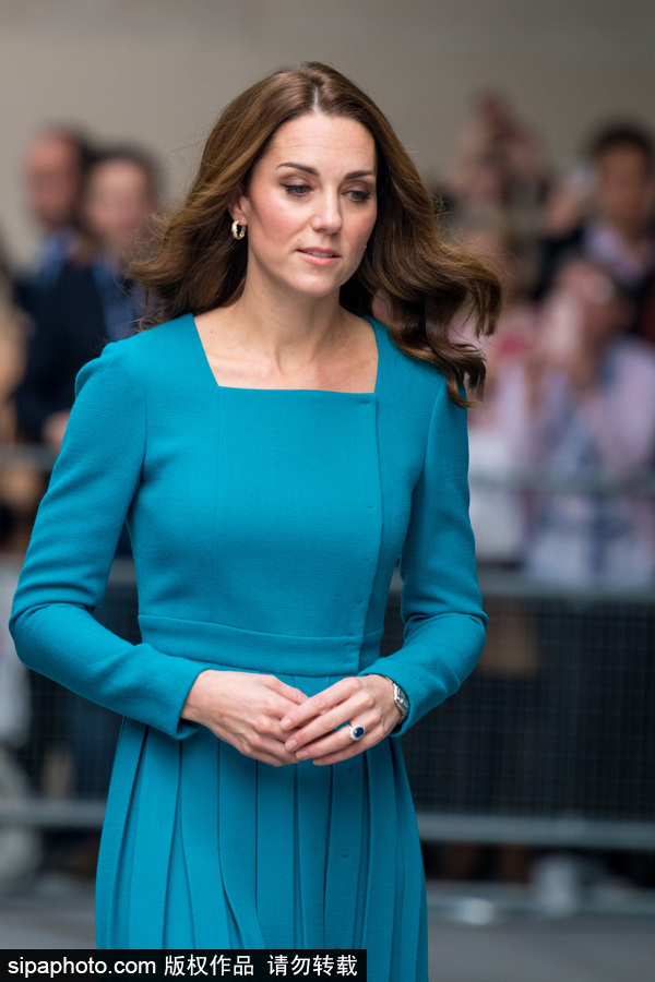 英國(guó)威廉王子夫婦訪(fǎng)問(wèn)BBC 凱特王妃一襲孔雀藍(lán)連衣裙靚麗不失端莊