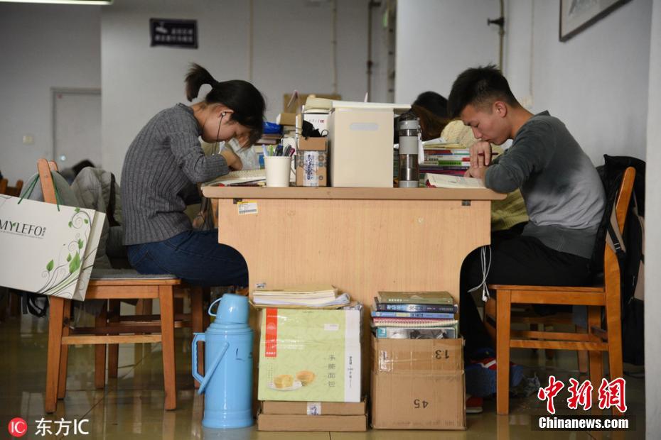 考研倒計時 大學生全力沖刺自習室一座難求