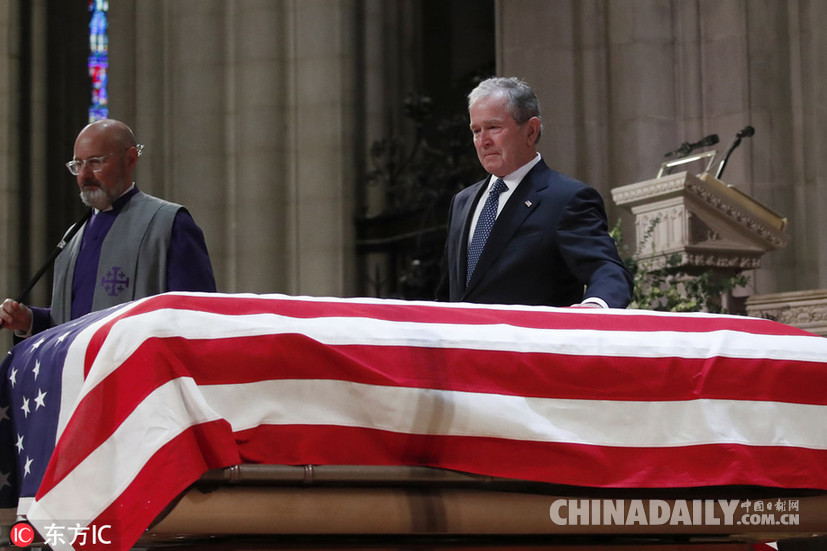 美國前總統老布什葬禮舉行 小布什致悼詞幾度哽咽輕撫靈柩