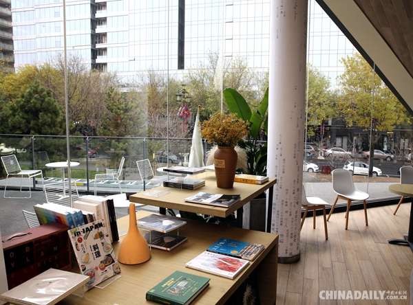 西安網紅書店成“爆款” “玻璃盒”中享受愜意閱讀時光