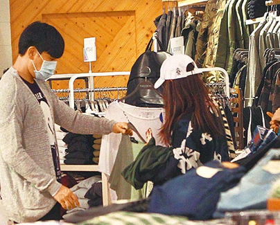 伊能靜抱女兒現(xiàn)身 小米粒模樣神似奶奶