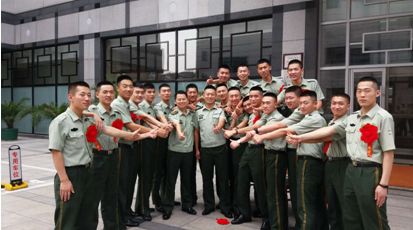 當兵前后對比照：軍旅生活如何改變了他們