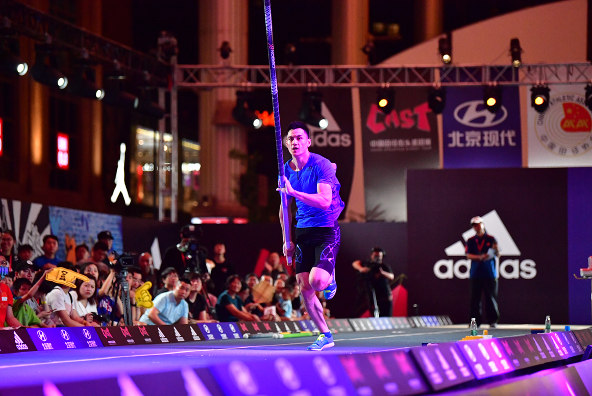 街頭田徑四度亮相世貿(mào)天階 張偉5米70破賽會紀(jì)錄奪冠