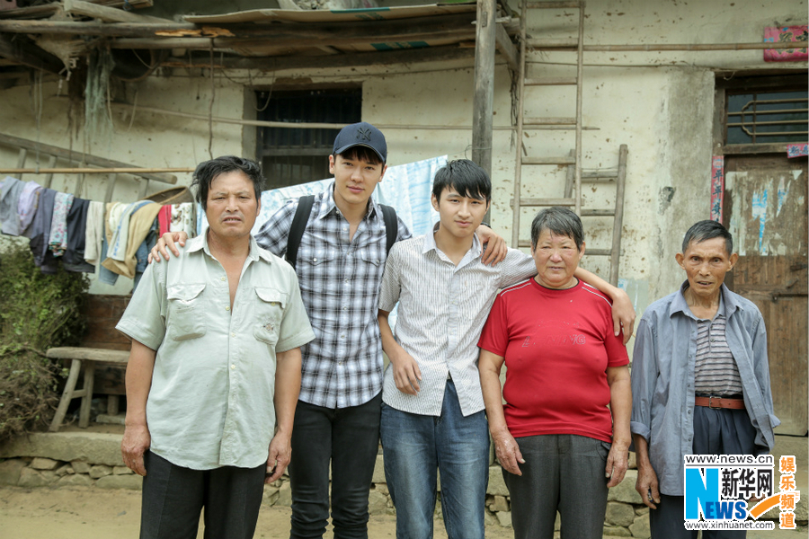 高云翔河南公益行 幫扶貧困學(xué)生送關(guān)愛