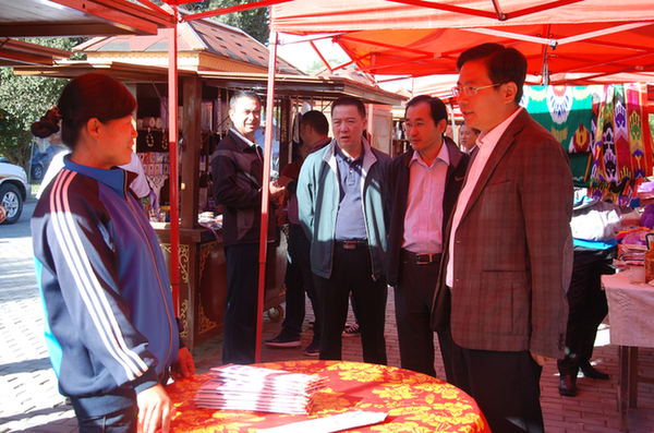 援疆干部結對幫扶貧困戶 捐贈“愛心牛羊”助脫貧