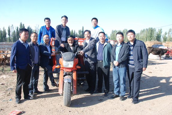 援疆干部結對幫扶貧困戶 捐贈“愛心牛羊”助脫貧