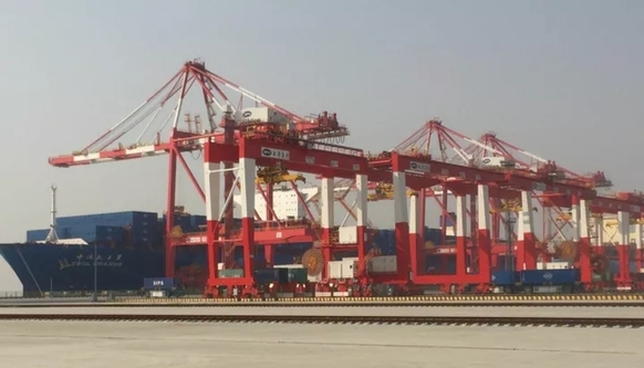 碼頭上空無(wú)一人 洋山四期自動(dòng)化碼頭開(kāi)港運(yùn)行