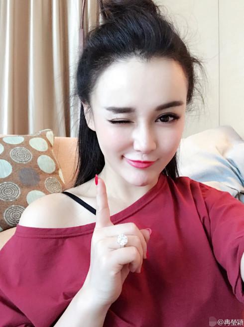 鄒市明嬌妻冉瑩穎曬自拍美照 表情俏皮【圖】